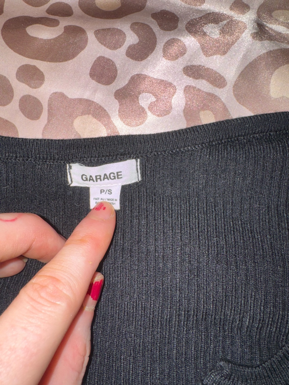 Black Ribbed Snap-Button Crop Top - Picture 2 of 2